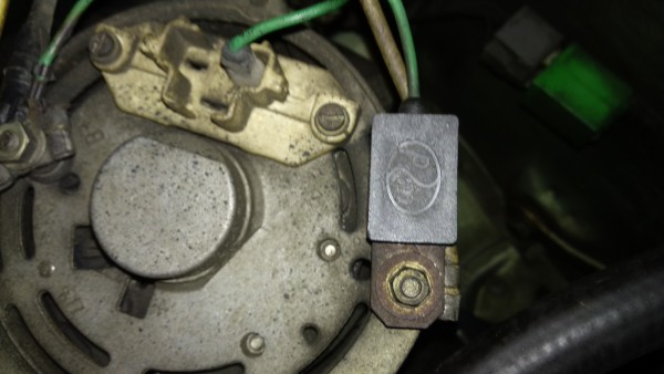 Aqui se ve a la derecha los cables gordos de bateria y alimentación de accesorios que comentas, en el centro el cable verde que va a EXC del regulador y a la izquierda la cajita negra que creo que es el antiparasitario.