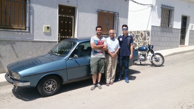 Aparcado en una pedanía de Martos, junto la Bultaco y mi padre y sobrino