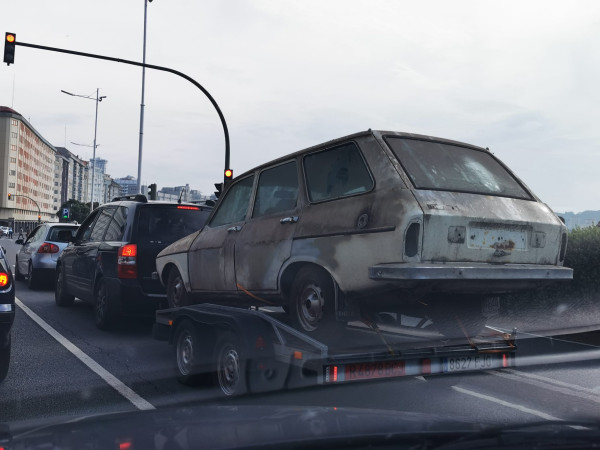 El coche llama la atención por el mal estado y la mugre