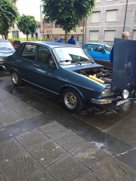 IMG_2223.JPG (2.09 MiB) Visto 3936 veces Y como no podía faltar capó abierto