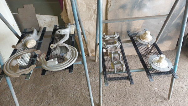 20240526_203556.jpg (4.56 MiB) Visto 9992 veces Arenado de más piezas del tren delantero