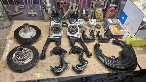 20240527_192554.jpg (3.62 MiB) Visto 9992 veces Piezas pintadas y pinzas de freno desmontadas y limpias para montarlas con kit de reparación nuevo.