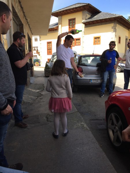 IMG_2329.JPG (1.9 MiB) Visto 3936 veces Mientras esperábamos a entrar a la visita se han puesto a disfrutar de una sidra bien escanciada por nuestro querido amigo Ramón