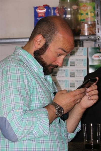 IMG_0264 (Large).JPG (74.38 KiB) Visto 4420 veces Mientras tanto al Marqués le debió entrar un whatsapp que lo dejó patidifuso.