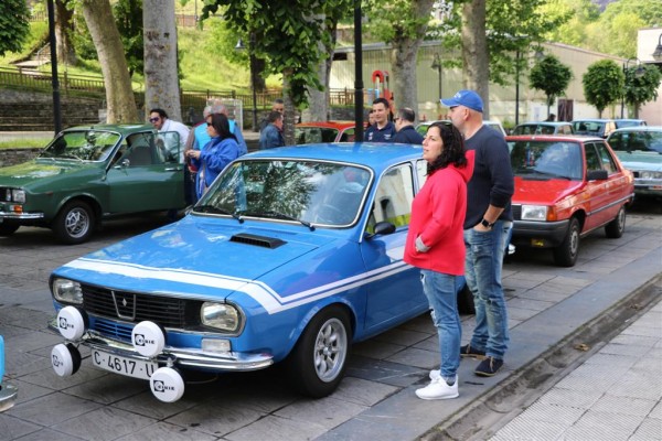 IMG_0201 (Large).JPG (159.23 KiB) Visto 3921 veces Dos moteros que en esta edición no pudieron asistir en moto por culpa de una indisposición del piloto. Se vieron obligados a dejar la Honda VFR en casa e ir en ese coche feo.