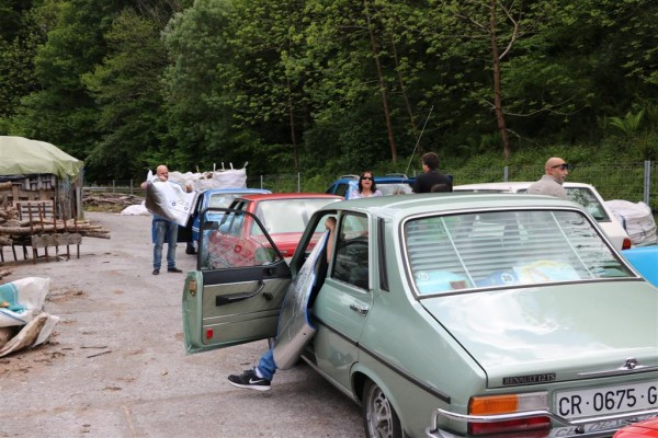 IMG_0301 (Large).JPG (150.38 KiB) Visto 3921 veces Pliegue masivo de parasoles antes de partir de Navelgas hacia Pola de Allande el domingo para la gran comilona.