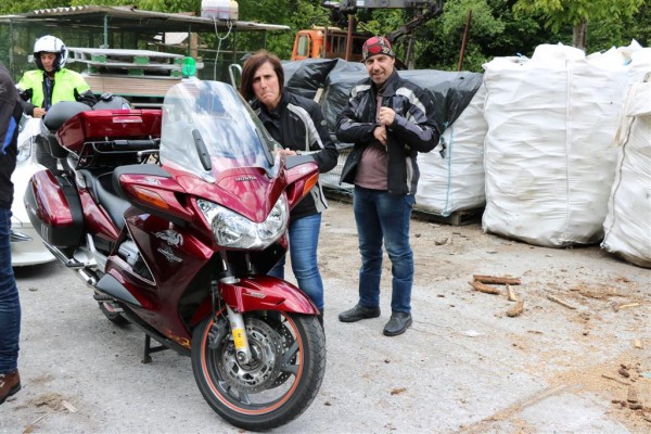 Javi y Pili preparandose para salir de Navelgas con su incombustible Honda Pan European