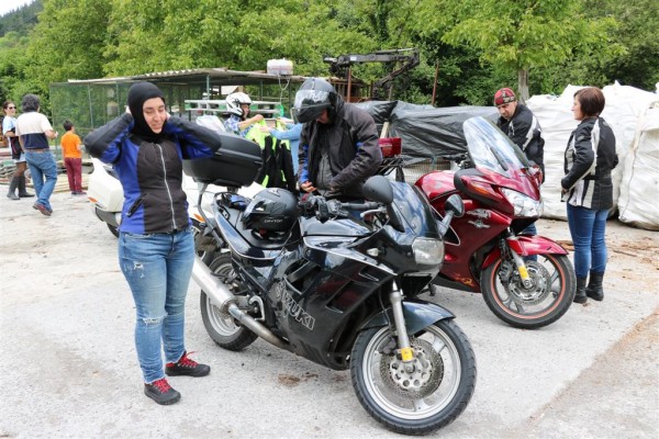 IMG_0298 (Large).JPG (184.5 KiB) Visto 4419 veces La suzuki de Alberto y Montse intentó amargarnos el finde, pero al final dimos con el problemilla y dejó de fallar para completar el camino de retorno como una campeona. Esperamos volver a verla por Pola en la cuarta kdd 2018. Jijiji