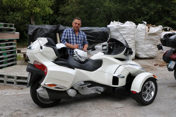 IMG_0297 (Large).JPG (134.72 KiB) Visto 3921 veces Esmorís con su futurista Can-am, si la pintase de color óxido parecería sacada de la película Mad Max. Aún así no pasa desapercibida, es toda una atracción verla pasar.