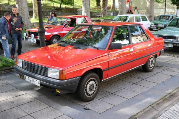 IMG_0207 (Large).JPG (163.19 KiB) Visto 4420 veces Con su mimado R9 tse su majestad exclmo sr Marqués de Leguineche acudía al evento acompañado en el asiento derecho por nuestra querida secretaria del club Mabel (piolín R7) estoy seguro que el camino se les hizo corto, buena maquina buena compañía y los km pasan que no te enteras.