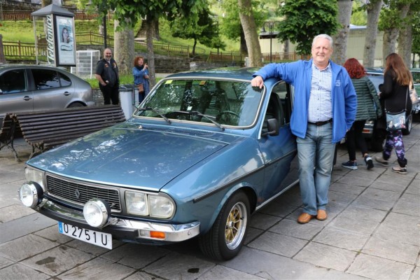 IMG_0224 (Large).JPG (154.1 KiB) Visto 3921 veces Nuestro anfitrión posando con orgullo junto a su máquina, y no es para menos. Espectacular como siempre el R12 TS. ( en este si que se puede aplicar lo de: "mecánica" y "confort")