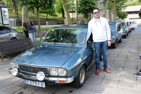 Luis (renault12s) urgando en el coche de Pablo , se vé que le gustan los TS, veremos lo que tarda en hacerse con uno. Jijiji