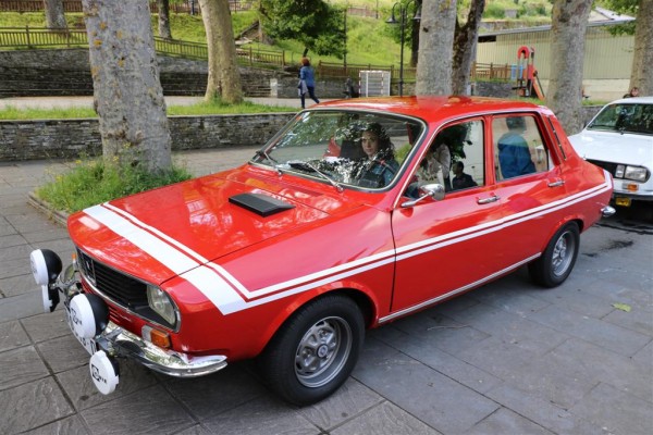 IMG_0217 (Large).JPG (153.33 KiB) Visto 4418 veces Otro que llama mucho la atención, el R12N de Ramón con su look gordini y sus preciosas llantas rostyle convertidas a steelies. Otro que hace girar cuellos allá por donde pasa.