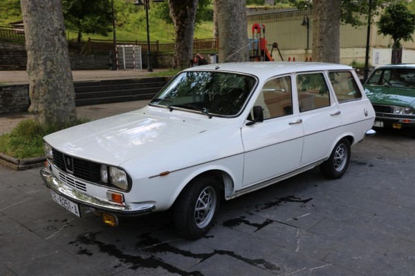 IMG_0216 (Large).JPG (117.91 KiB) Visto 3921 veces Teruel también existe, y aunque este preioso R12 S break de segunda serie ahora reside en Ponferrada bajo el techo de nuestro socio Luis Fierro, la matrícula delata cual fué su lugar de empadronamiento inicial. Sencillamente me encanta este coche.