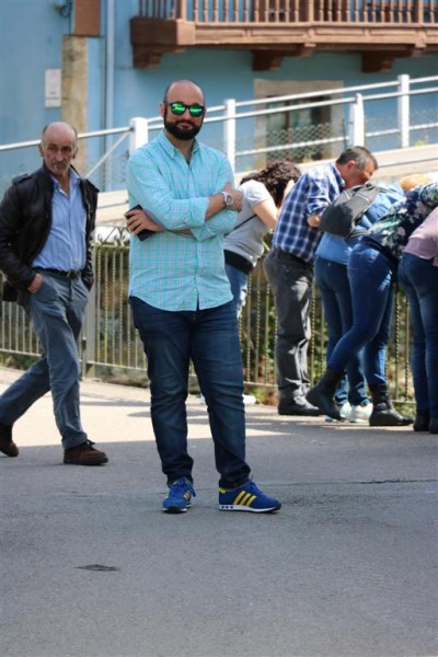 Pero cuando se dió cuenta que el paparazzi lo estaba fotografiando, hizo una pose para la ocasión.