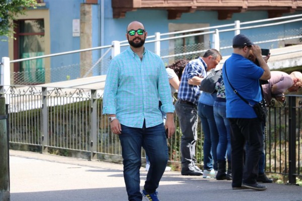 El señor Marqués de Leguineche en exclusiva cazado in fraganti lejos de su marquesado paseando por las calles de Navelgas.