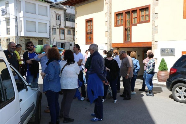 El segundo grupo nos quedamos fuera socializando mientras el primero estana dentro del museo haciendo la visita guiada.