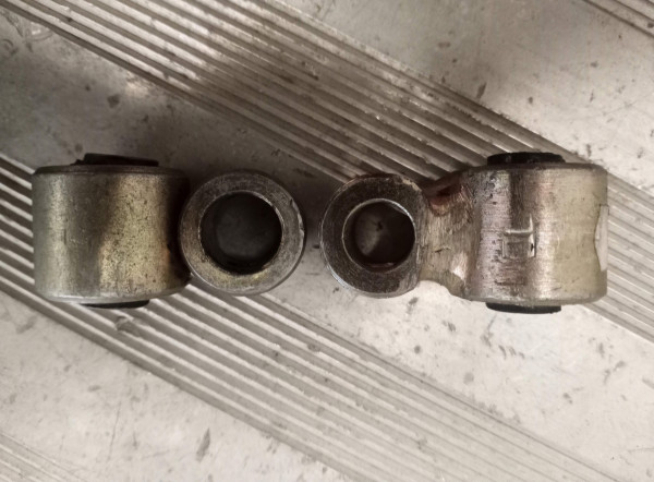 Pieza completa con silemblock del selector de la caja de cambios. Ahí se aprecia que la del agujero pequeño es para la caja antigua pero se puede sacar el silemblock para montarlo en la otra