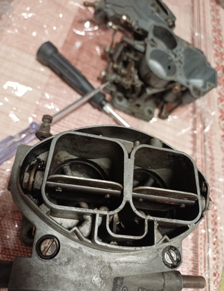 Un carburador desmontado y otro completo que tenía guardados por ahí por si acaso