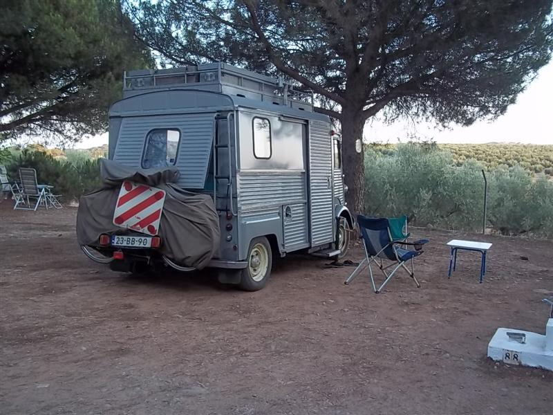 Una autocaravana clasica en un camping de Jaén, venía desde Holanda