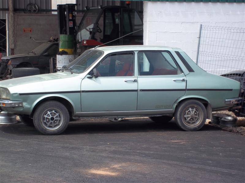 Un TS verde alga que me encontré por el camino en un desguace