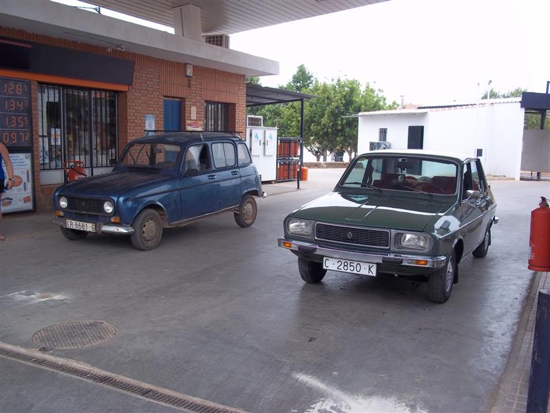 en un pueblo de Ciudad Real me encontré con algun ejemplar primo hermano del R12 jejejeje