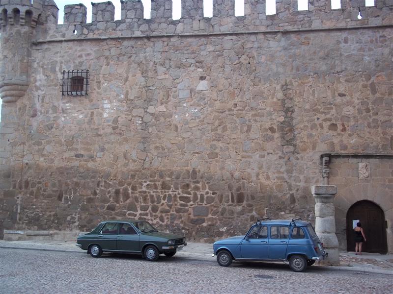 Junto al Castillo de Orgaz con un R4 del pueblo