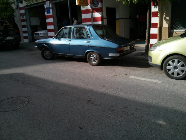 Aquí el r12 en la puerta del taller y tras 16 años en garaje.... Continuara....