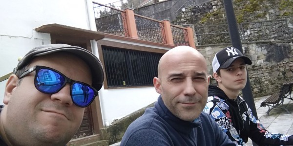 IMG-20180414-WA0020.jpg (153.32 KiB) Visto 3827 veces Este trío, haciendo un poco de tiempo, para que se fuera llenando la plaza